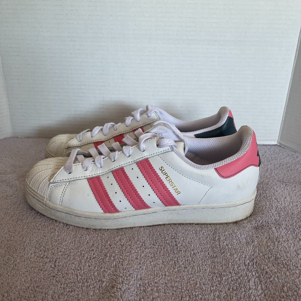 Adidas Superstar Women's Athletic Shoe. Size 8. Gently worn.